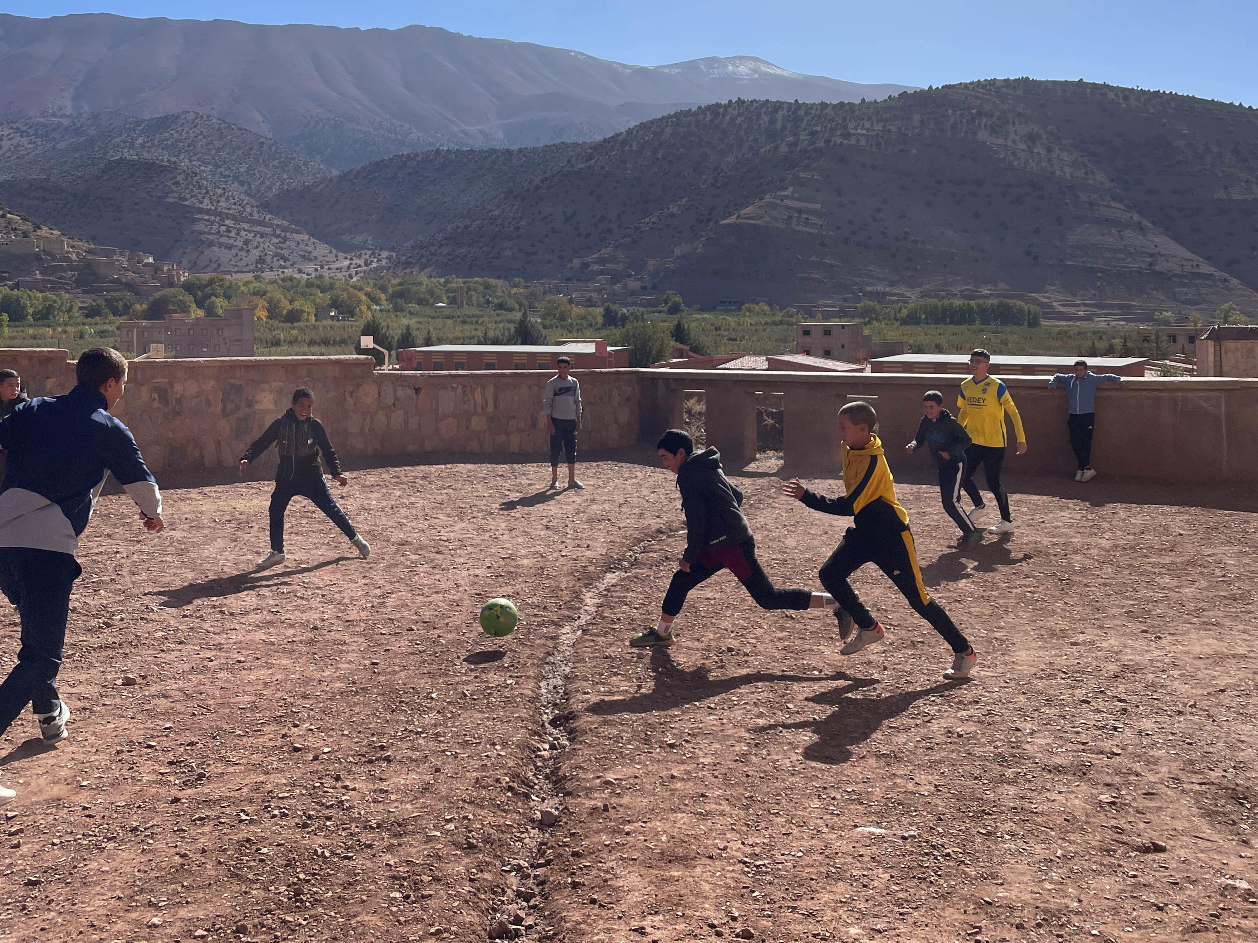 Matchs de foot sous un grand soleil